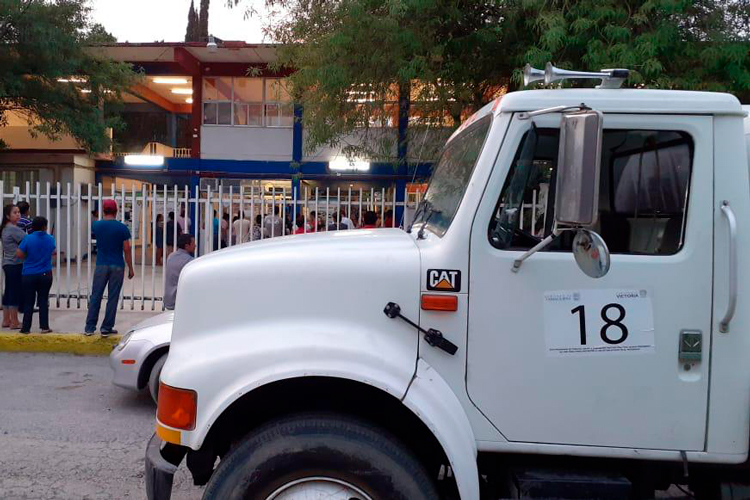 Abastecen pipas de COMAPA agua en Escuela de Victoria