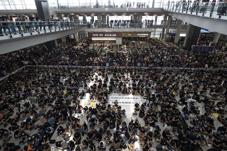 Manifestantes vuelven a bloquear el aeropuerto de Hong Kong