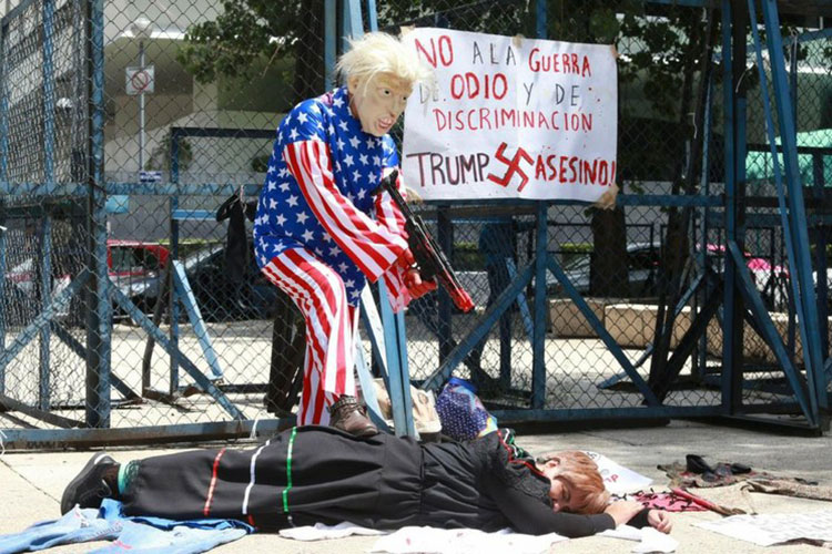 Protestan frente a embajada de EU por “crimen de odio” de El Paso