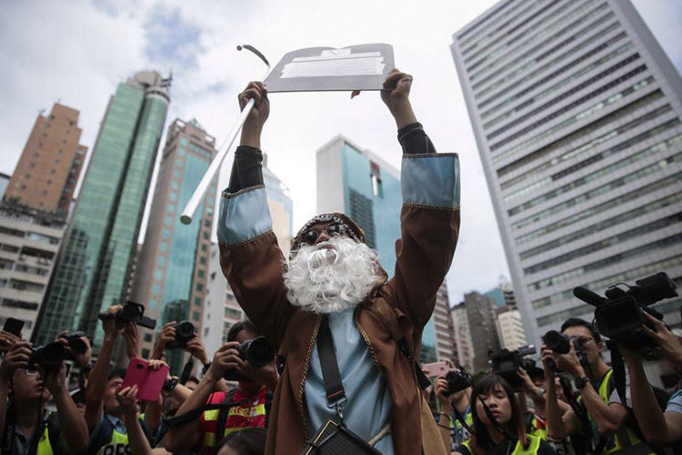 Protestas en Hong Kong congregan a cientos por 13ra semana