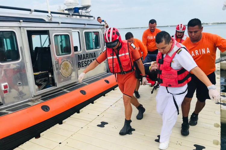 Rescata Semar a dos personas en buque carguero en BCS