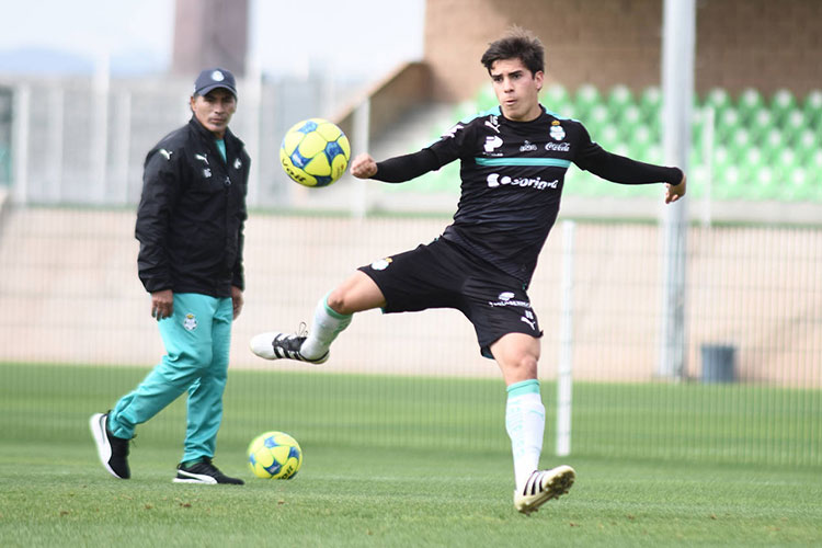 Ulises Rivas se aferra a la titularidad en Santos