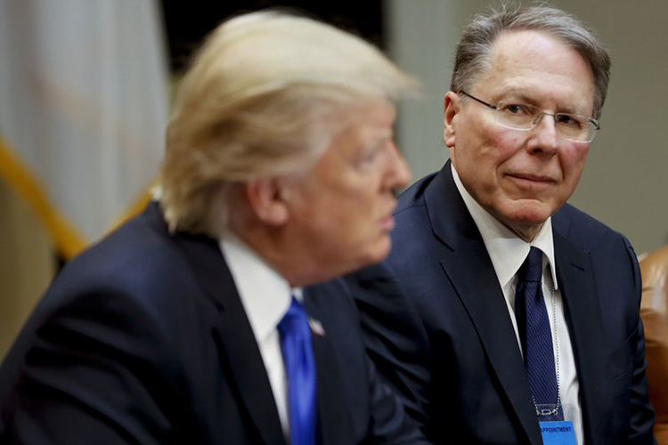 Trump luce conciliador con la NRA sobre control de armas