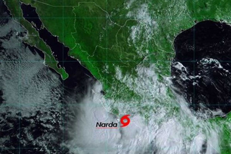 ‘Narda’ toca tierra al noreste de Lázaro Cárdenas, Michoacán