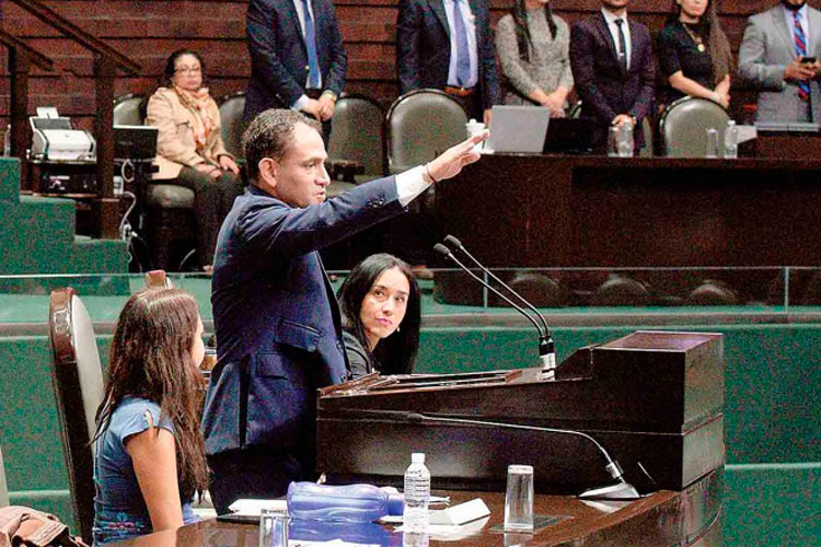 Cuestionan a Herrera programas sin reglas