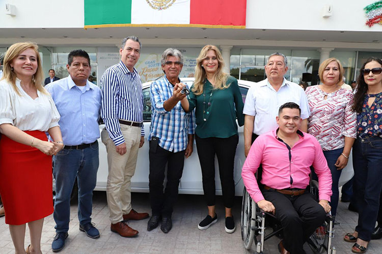 Entregan auto 2019 a ganador del Gran Sorteo Paseo de Verano