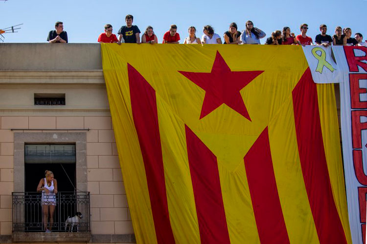 Juez español manda encarcelar a 7 separatistas catalanes