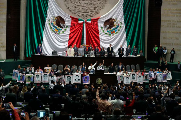 La 4T que busca el gobierno debe esclarecer caso Ayotzinapa: padres de los 43