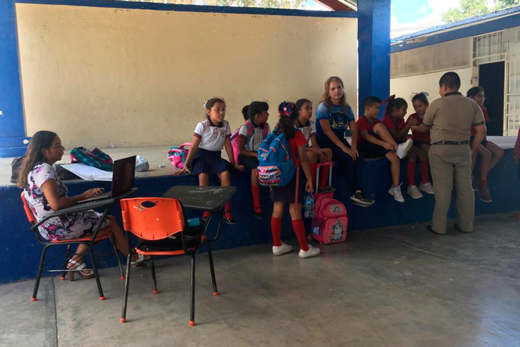 Estudian sin electricidad y enferman 19 alumnos