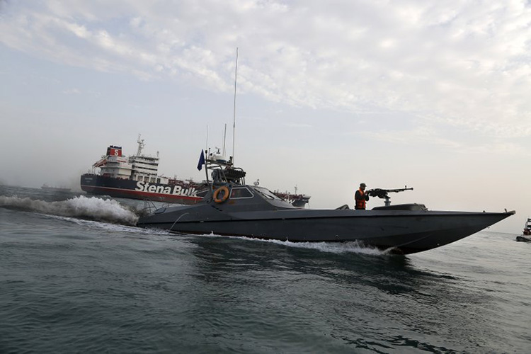Irán libera a 7 tripulantes del petrolero británico detenido