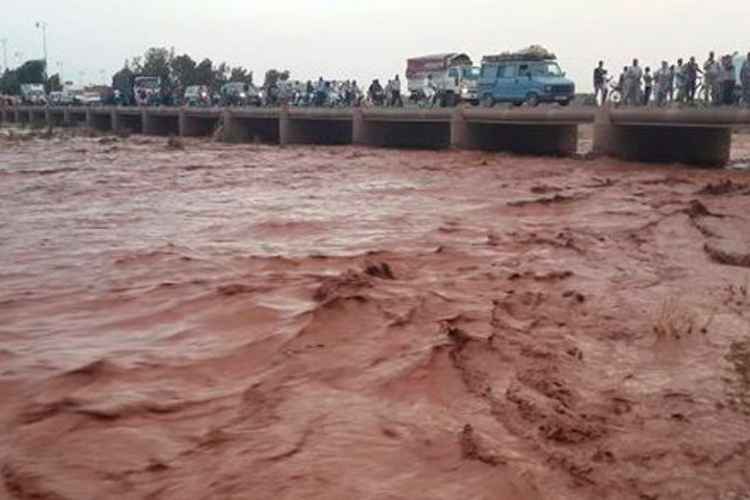 Mueren 14 al volcar autobús por inundaciones en Marruecos