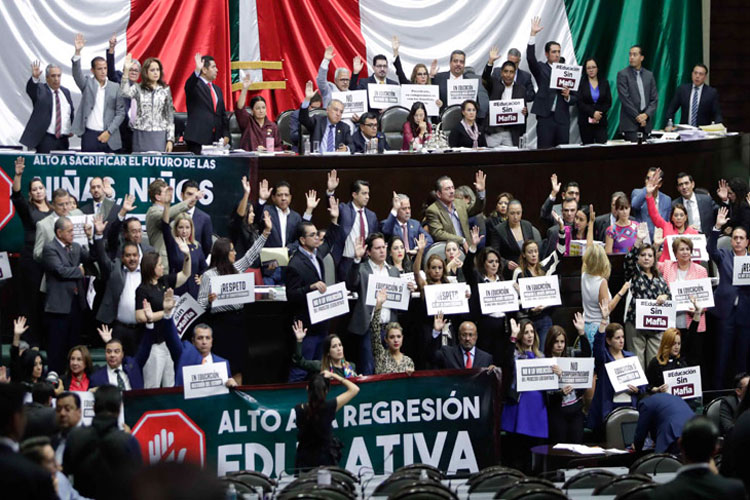 Avalan diputados la Ley General de Educación