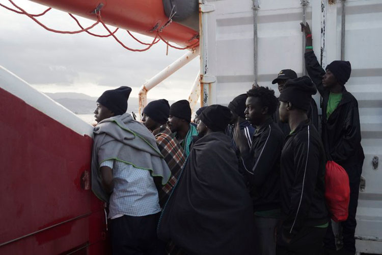 Detienen a 2 presuntos traficantes a bordo del Ocean Viking