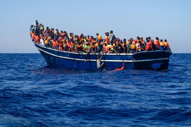 Guardacostas libios interceptan a 108 migrantes en el mar