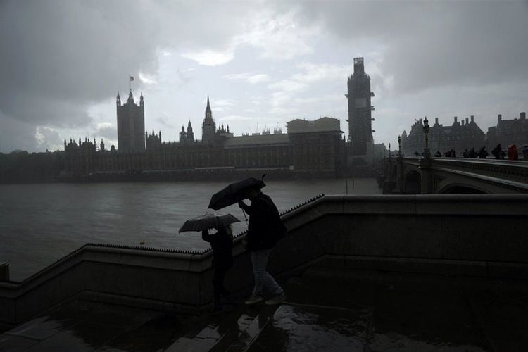 Parlamento británico vuelve a reunirse ante el caos político