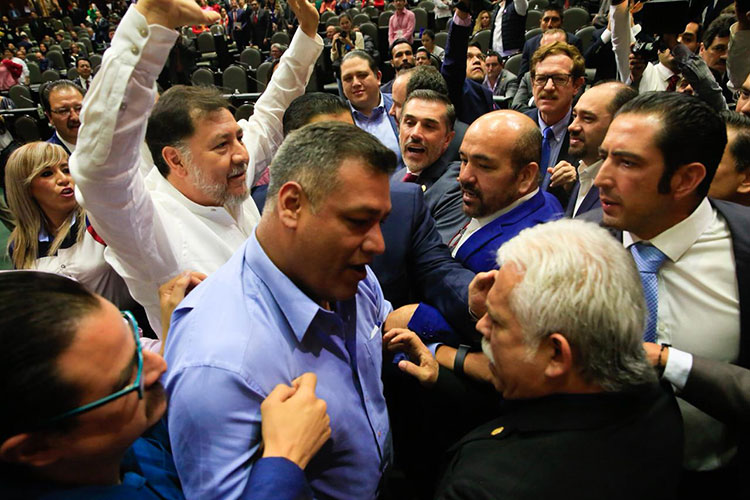 Se pelea Noroña con diputados del PAN en San Lázaro