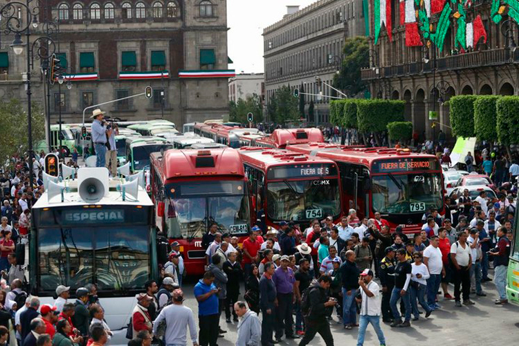 Llegan al Zócalo los transportistas; provocan caos vial