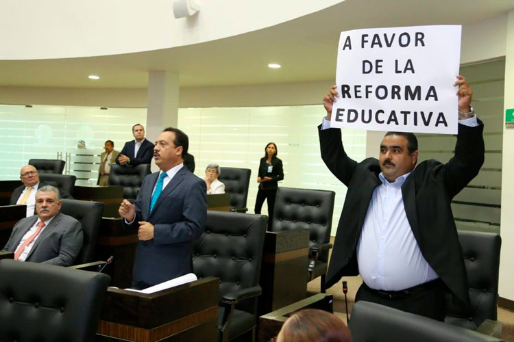 Festejan maestros a AMLO haber sepultado reforma educativa
