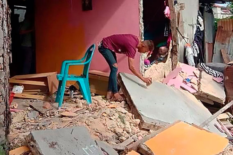 Al menos 20 muertos por sismo de magnitud 6.5 en Indonesia