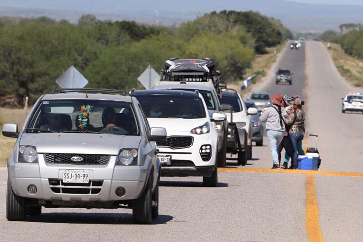 Disfrutan neolaredenses el desfile por la Independencia