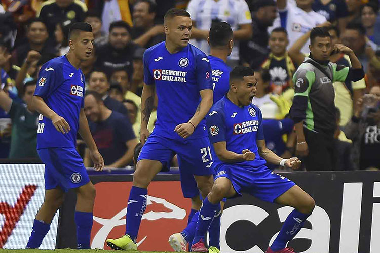 Cruz Azul arrolla al América y sueña con liguilla