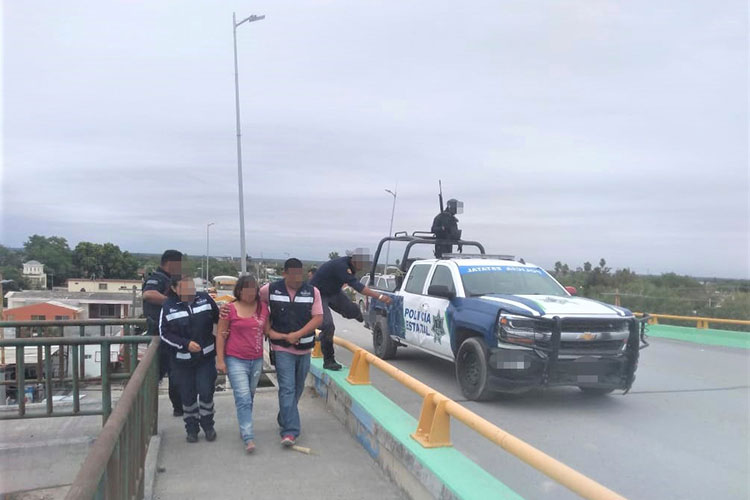 Evitan Policías Estatales suicidio de mujer