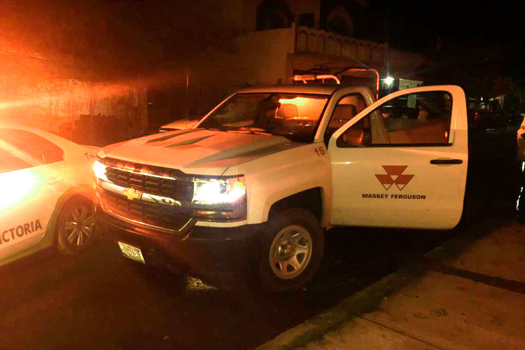 Baja su camioneta de grúa y huye de operativo
