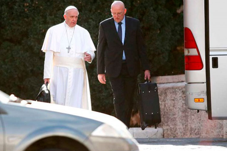 Renuncia el jefe de seguridad del Papa por una filtración