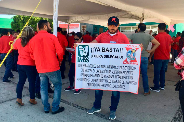 Protestan empleados del SNTSS en la explanada del IMSS