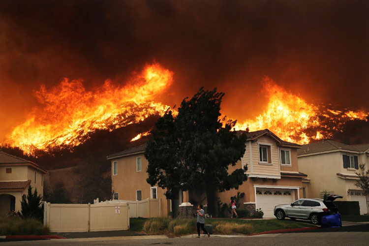 Residentes, y famosos, escapan de incendios en California