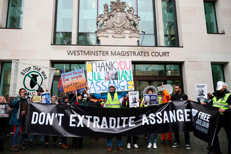 Comparece Assange confundido ante Justicia británica