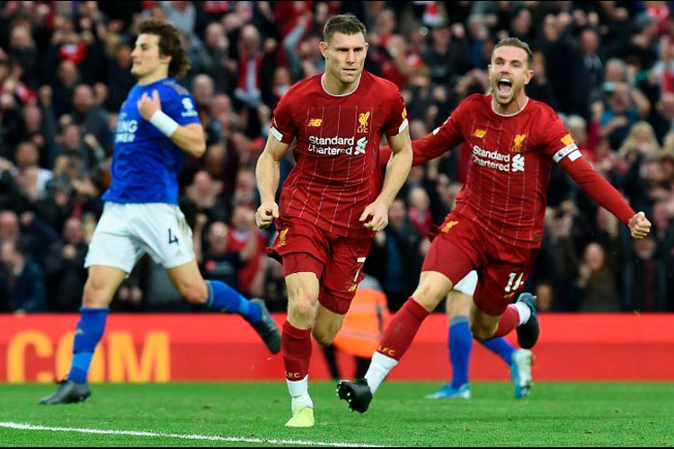 Liverpool vence al Leicester con penal de último minuto