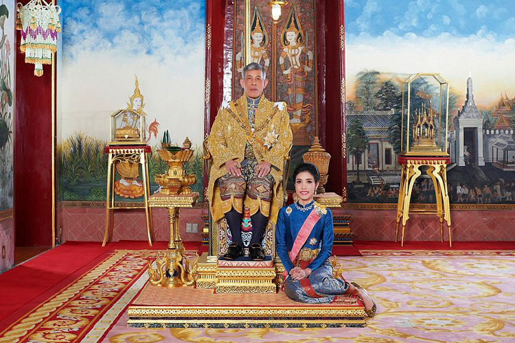 Rey de Tailandia despoja a consorte de sus títulos