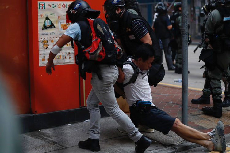 Hong Kong: policía balea a manifestante en jornada de furia