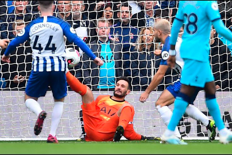 Hugo Lloris sufre aparatosa lesión en derrota del Tottenham ante Brighton