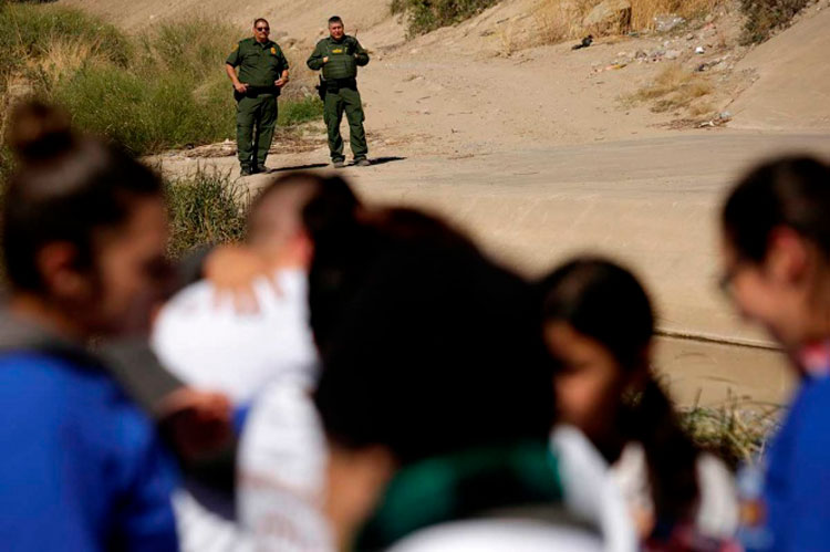 Descubren a 30 migrantes ocultos en camión en Arizona