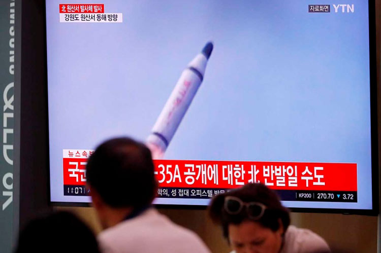 Corea del Norte dispara misil tras acordar diálogo con EU