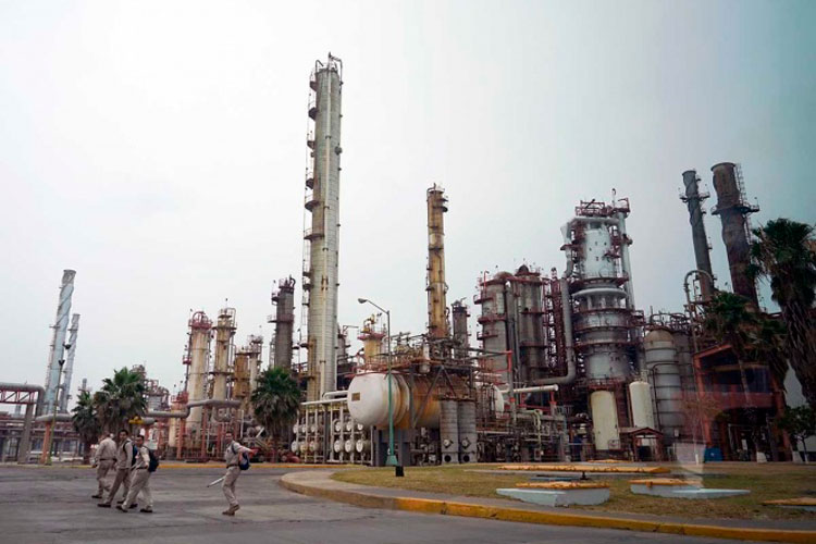 Hacienda: Pemex logra reducción histórica de deuda en dólares