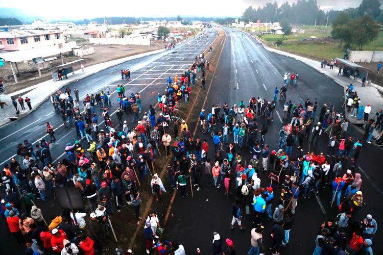Centro-norte de Ecuador registra bloqueos por más protestas