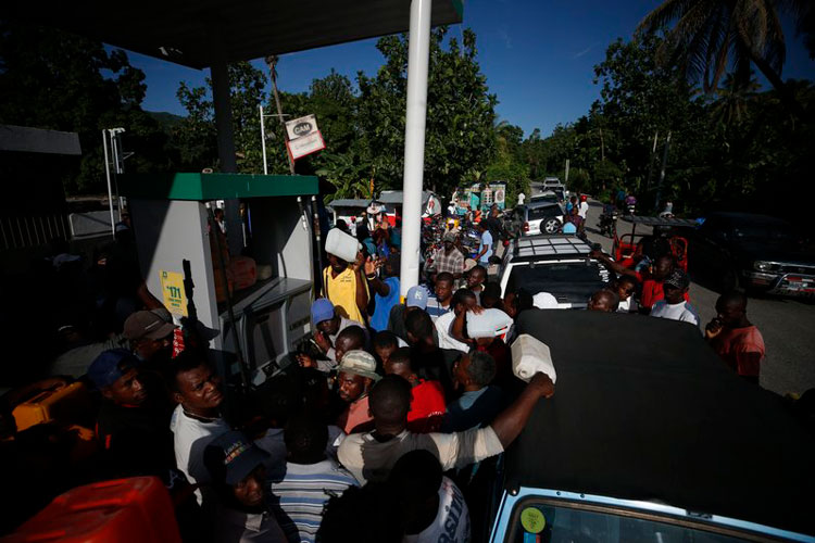 Arden barricadas en 4ta semana de protestas en Haití