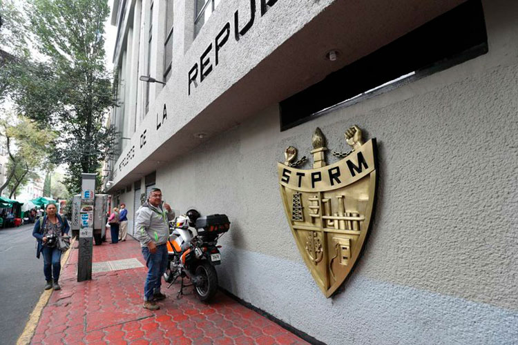 Insta AMLO a “elecciones limpias y libres” en sindicato petrolero