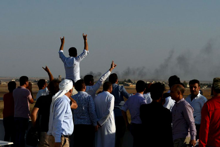 Ejército sirio avanza hacia fuerzas turcas, EEUU se retira