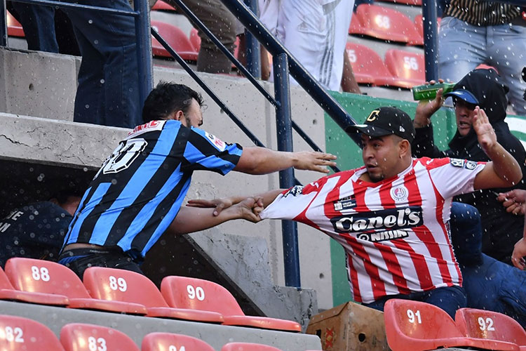 Pelea en la tribuna suspende el Atlético de San Luis vs Querétaro