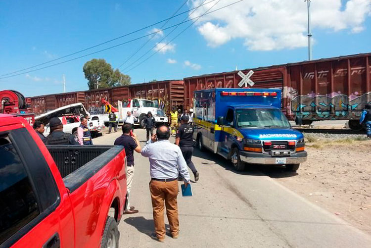 Tren de carga embiste autobús en Querétaro; mueren ocho