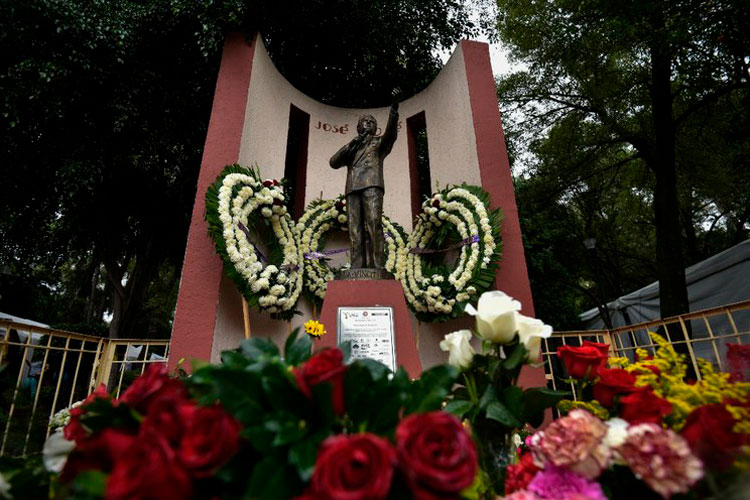 Detienen cremación de José José
