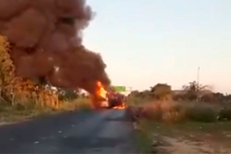 Incendian autobús y camiones en Guerrero