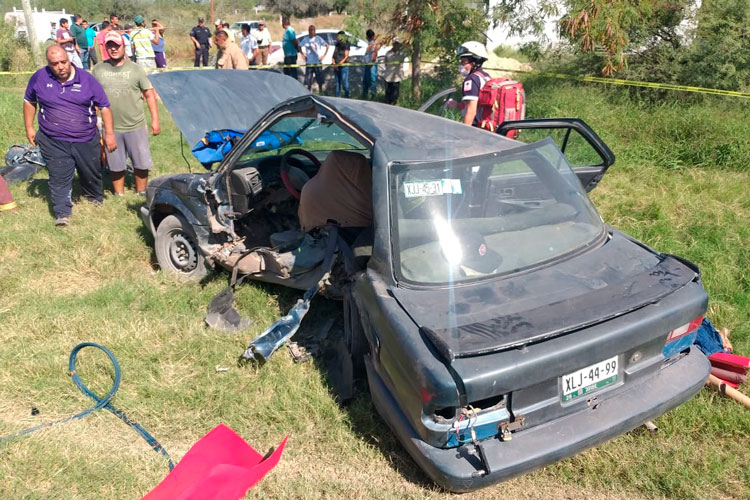 Familia prensada en choque carretero