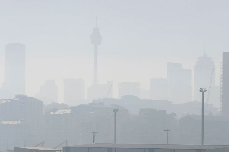 El humo de los fuegos forestales cubre el cielo de Sydney