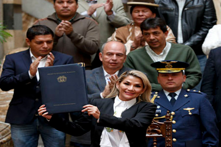 Áñez presume la promulgación de nuevas elecciones