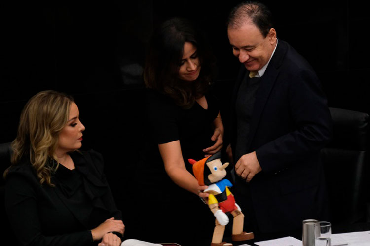 PAN en Senado regala ‘Pinocho’ a Durazo por caso Culiacán